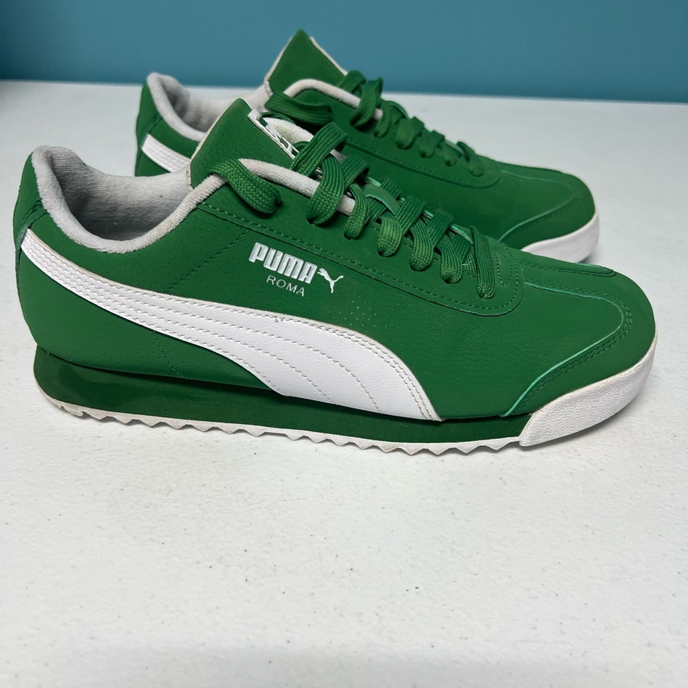 Puma Roma Sneakers in Green and White. Men's size 6 or women's size 8